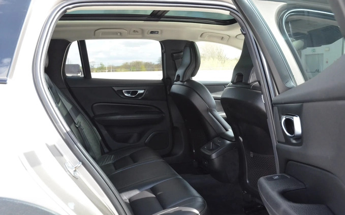 Volvo V60 Cross Country cena 135900 przebieg: 175000, rok produkcji 2021 z Zabrze małe 781
